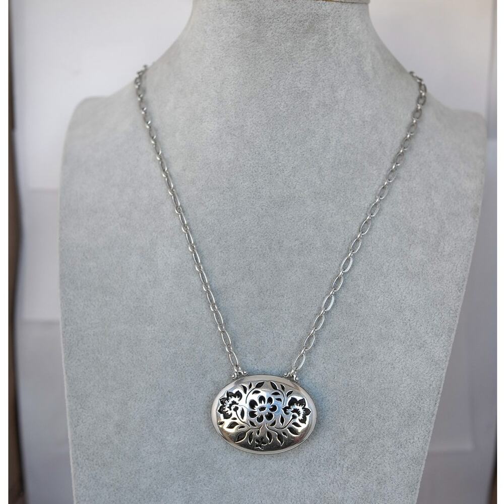 Brighton Cutout Flower Filigree Oval Pendant Necklace Textured Chain Retired - Picture 8 of 8